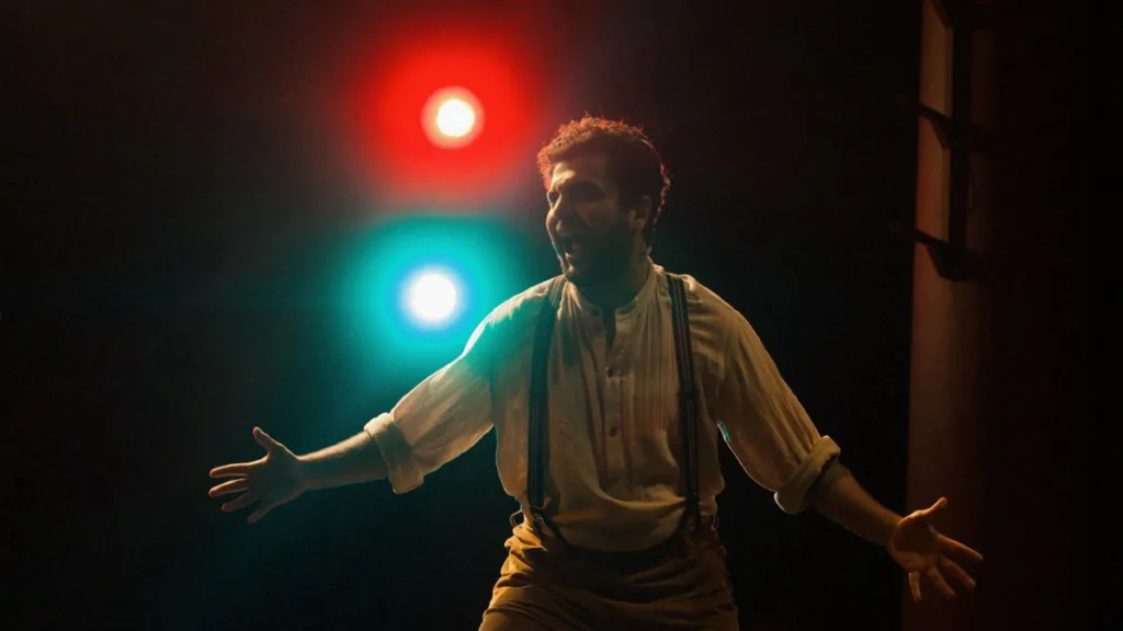 Nihat Gülses'in performansıyla Martin Eden tiyatro oyunu.