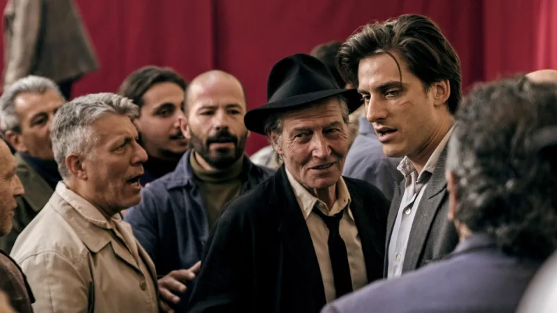 Martin Eden'i canlandıran Luca Marinelli (sağda) ve Russ Brissenden canlandıran Carlo Cecchi (solda).