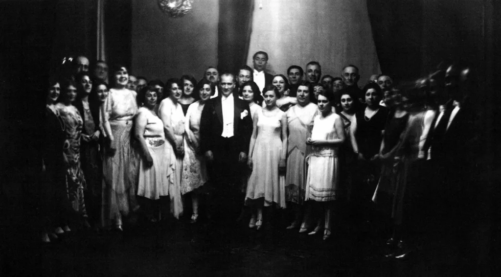 31 Aralik 1929: Atatürk, Ankara'da Hariciye Köşkünde verilen yılbaşı balosunda.
