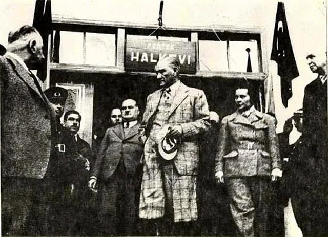 Mustafa Kemal Atatürk ve manevi kızı Sabiha Gökçen Pertek Halkevi'ni ziyaret ediyor. 17 Kasım 1937