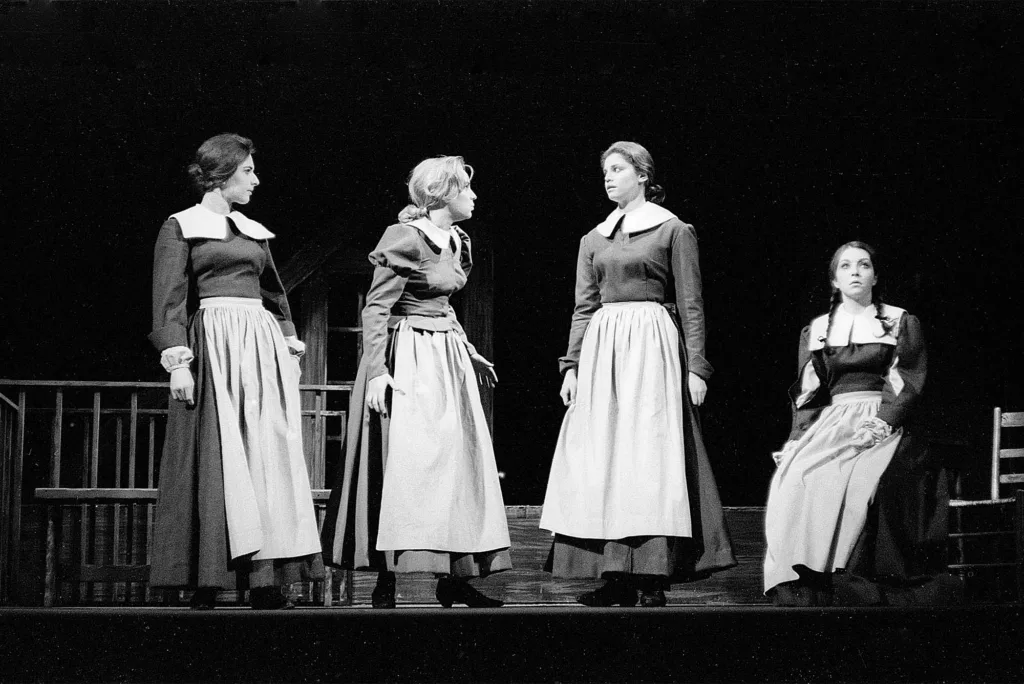 Arthur Miller'ın klasik eseri The Crucible'ın, yazarın orijinal senaryosuna sadık kalınarak Mayıs 1962'de Boston Üniversitesi'nde sahnelenmesinden bir sahne . Fotoğraf: Boston Üniversitesi Fotoğrafçılığı