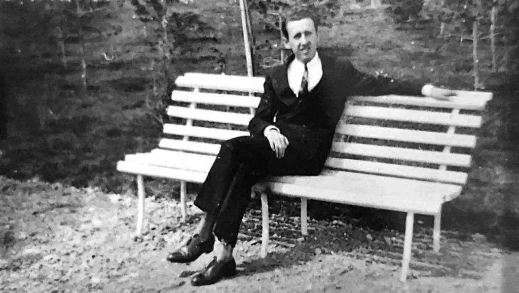 Bir Garip: Orhan Veli.