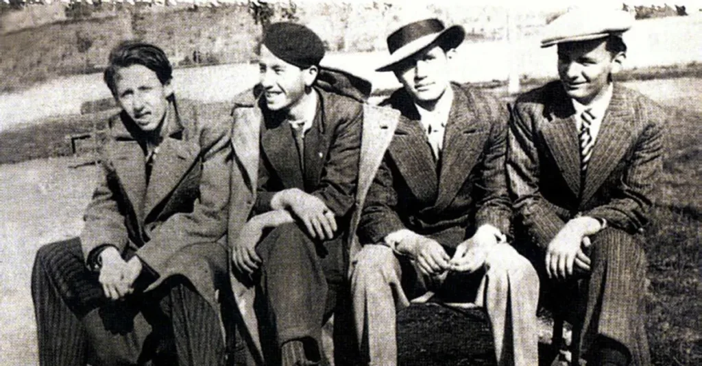 Garip Akımı üyeleri Orhan Veli, Oktay Rifat ve Melih Cevdet'in birlikte fotoğrafı