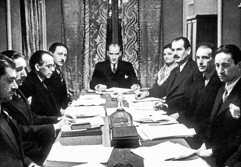 Atatürk Türk Dil Kurumu toplantısına başkanlık ederken. (04.01.1933)