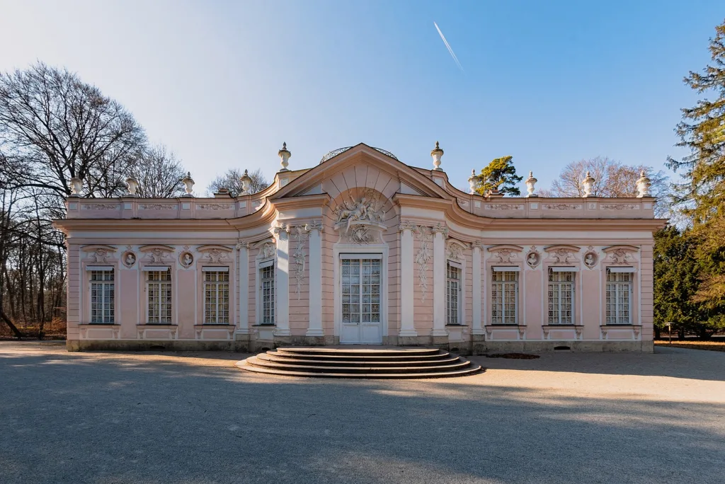 Amalienburg , Güney Almanya'daki Münih'teki Nymphenburg Sarayı Parkı arazisinde bulunan gösterişli bir av köşküdür. By Flocci Nivis.
