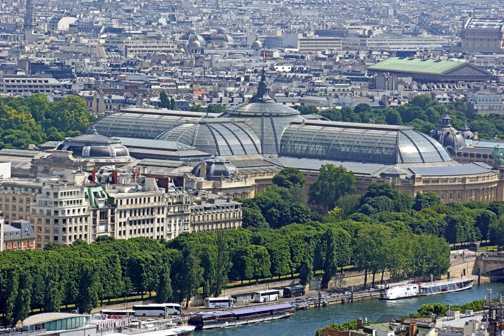 Grand Palais Paris'in 8. arrondissement'sında, Şanzelize Caddesi ile San Nehrinin arasında bulunan tarihi fuar alanıdır. Dennis G. Jarvis.