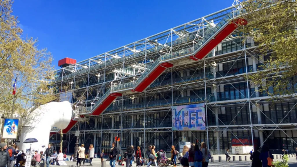 Pompidou Merkezi, Paris'te şu anda kütüphane olarak işlemektedir.