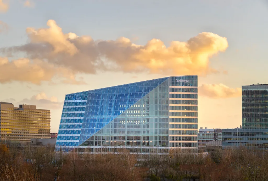The Edge, Amsterdam'da bir bina. Dünyanın en yeşil ve en akıllı binası olarak kabul edildi. 28 bin sensörü, binanın ve insanların lojistiğini koordine etmenin yanı sıra, topluluk davranışlarına ilişkin verileri nasıl toplayıp analiz ettiğini de belirleyen bir ağa bağlı.