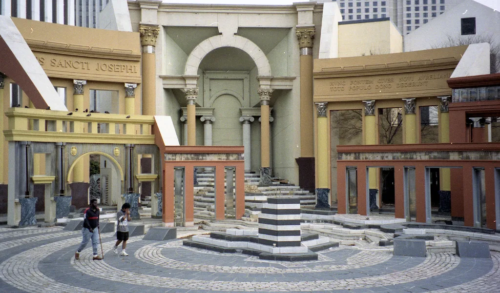 Piazza d'Italia , Louisiana , New Orleans şehir merkezindeki Lafayette ve Commerce Caddeleri'ndeki Amerikan İtalyan Kültür Merkezi'nin arkasında bulunan kentsel bir meydandır. Mimari akımlara postmodern bir yaklaşım.
