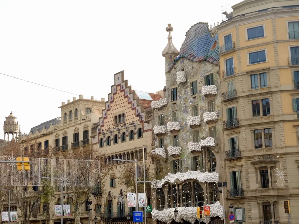 Casa Batlló, Barselona şehrinin merkezinde bulunan bir bina.