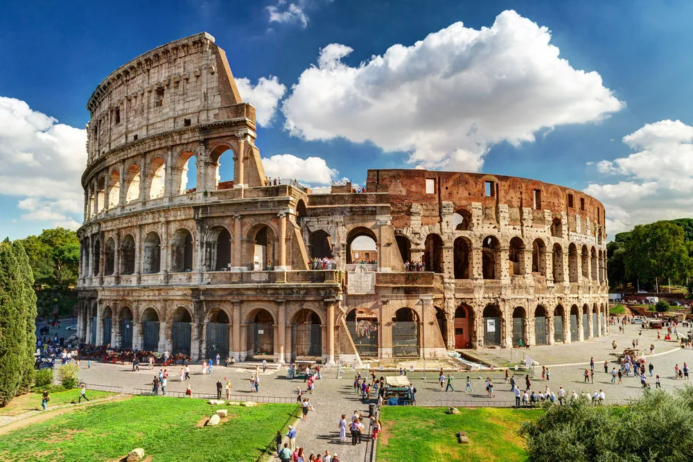 Kolezyum (MS 72-80) ya da Flavianus Amfitiyatrosu, İtalya'nın başkenti Roma'da bulunan oval bir amfitiyatrodur.