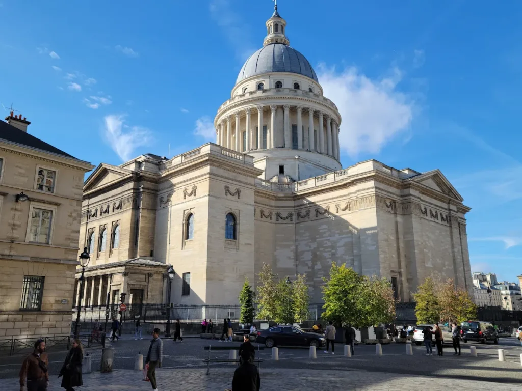 Panthéon, Paris'in Quartier Latin (5. bölge) mahallesinde bulunan bir yapıdır.