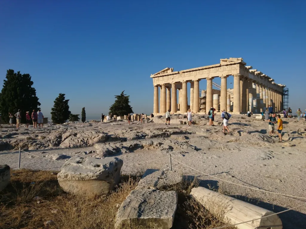 Parthenon (MÖ 447–432). Athena'nın tapınağıdır, MÖ 5. yüzyılda Atina Akropolisi'nde inşa edilmiştir.