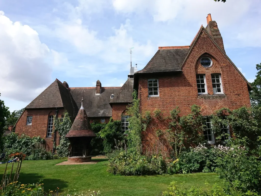 Red House , İngiltere'nin güneydoğusundaki Bexleyheath'te bulunan önemli bir Sanat ve El Sanatları binasıdır.