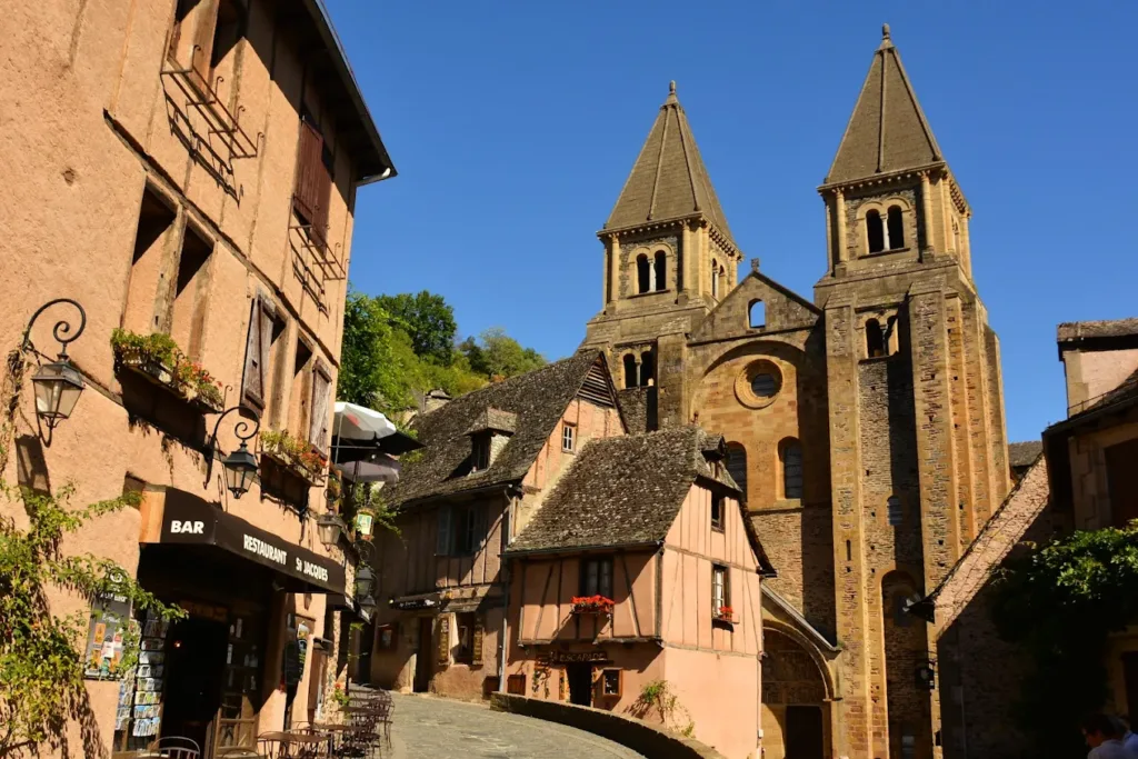 Conques'deki Sainte-Foy Manastır Kilisesi, Conques'de Aveyron departmanında bulunan bir manastır kilisesidir.