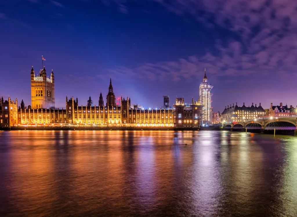 Westminster Sarayı ya da Parlamento Binası. Birleşik Krallık'ta, Avam Kamarası ve Lordlar Kamarası'ndan oluşan İngiliz Parlamentosu'na ev sahipliği yapan yapıdır.