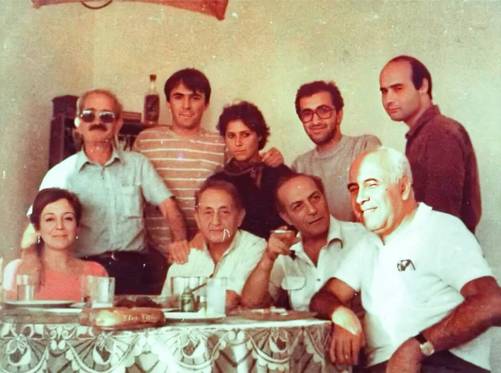 Soldan sağa Tomris Uyar, İlhan Berk, Cemal Süreya ve Tevfik Akdağ. Ayakta ise Ece Ayhan, Kağan Önal, Nilgün Marmara, Seyhan Erözçelik ve Cemal Uzunoğlu.
1984 - Nilgün Marmara'nın evi.