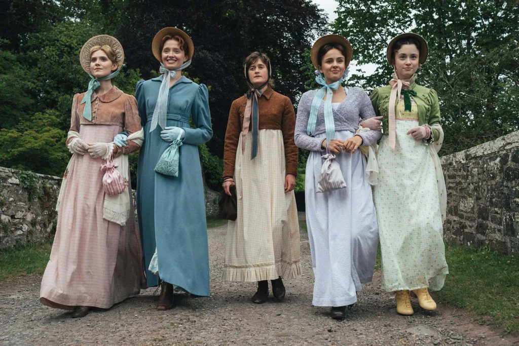 Mery Bennet ve kardeşleri.Kostüm tasarımcısı Sian Jenkins, kız kardeşlerin her birinin kostümünü belirli bir çiçeğe göre tasarladı. Jane'in kostümü gülden, Lizzy'ninki peygamber çiçeğinden, Kitty'ninki iris çiçeğinden ve Lydia'nınki ise kişilik özelliklerini vurgulamak için "vahşi" bir çuha çiçeğinden esinlenerek tasarlandı. / Görsel: BBC
