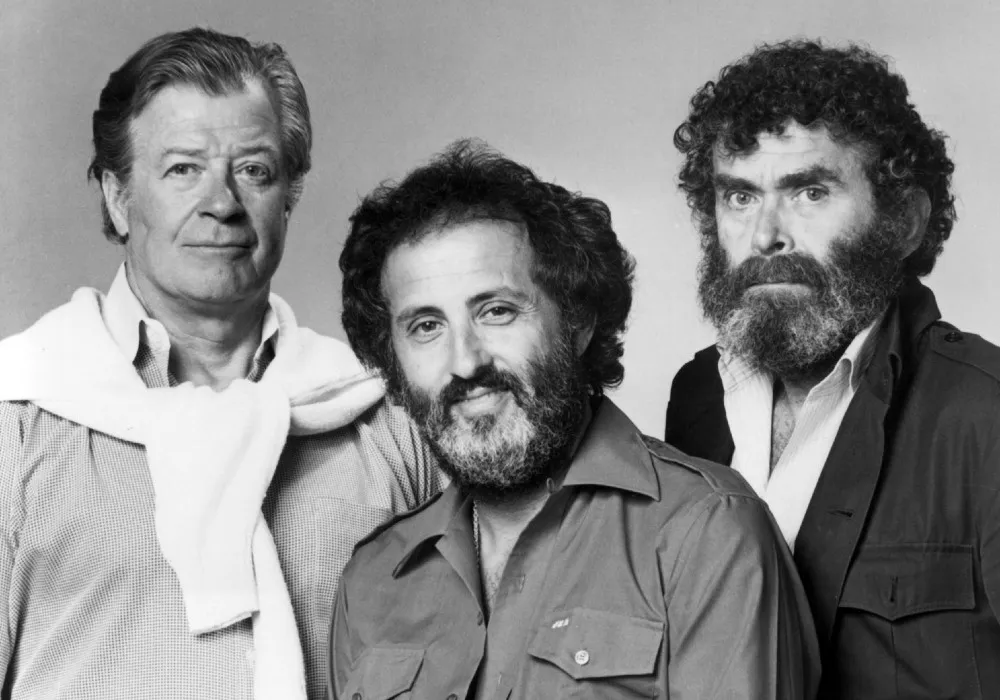 Yazar James Clavell, yönetmen Jerry London ve senarist Eric Bercovici, 1980 yapımı mini dizileri Shogun'u tanıtmak için poz veriyor 