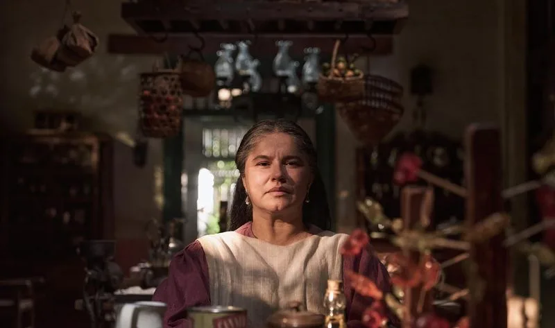 Úrsula Iguarán karakterinin yetişkin versiyonunu Marleyda Soto canlandırıyor.